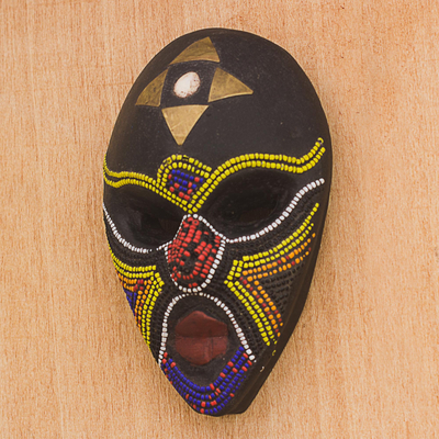 Máscara de madera africana, 'Emyinnaya' - Mosaico de cuentas multicolor sobre pared africana de madera negra Mascarilla