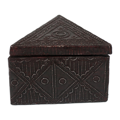 Dekorative Box aus Aluminium und Holz - Dreieckige dekorative Box aus geprägtem Aluminium und Holz