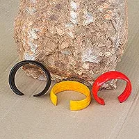 Ledermanschettenarmbänder, „Annula“ (3er-Set) - Rot-Schwarz-Gelb-Ledermanschettenarmband-Trio (3er-Set)