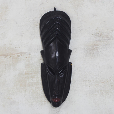 Afrikanische Holzmaske, 'Nyame Akwan' - Handgefertigte afrikanische Maske aus schwarzem Sese-Holz aus Ghana