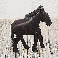 Holzfigur „Lonesome Horse“ – handgeschnitzte Pferdefigur aus Sese-Holz aus Ghana