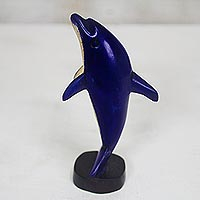 Holzstatuette, „Blauer Delfin“ – handgefertigte Delfinstatuette aus Holz in Blau aus Ghana