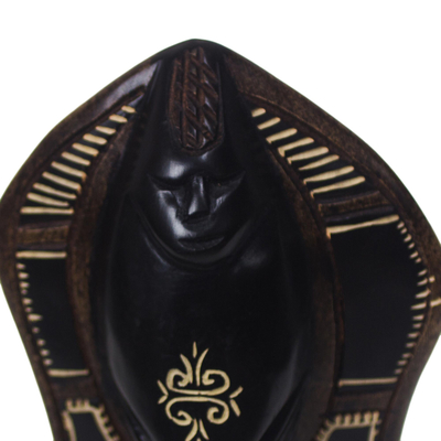 Máscara de madera africana - Máscara de madera africana tallada a mano en un soporte de Ghana