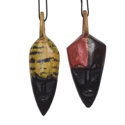 Holzornamente, 'Bunte Masken' (4er-Satz) - Afrikanische maskenbehangene Holzornamente aus Ghana (4er-Satz)