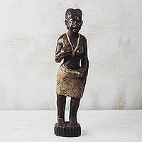 Escultura de madera, 'Belleza intrínseca' - Escultura rústica de madera de Sese de una mujer africana de Ghana
