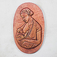Panel en relieve de madera, 'Breastfeeding II' - Panel en relieve ovalado de madera para madre e hijo de Ghana