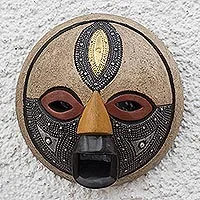 Afrikanische Holzmaske, „Drittes Auge“ – Runde afrikanische Holzmaske mit Messing- und Aluminiumakzenten