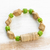 Stretch-Armband aus recyceltem Glas und Keramikperlen - Grünes Stretch-Armband aus recyceltem Glas und Keramikperlen