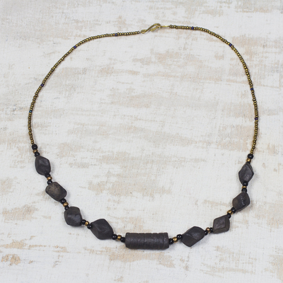 Perlenkette aus Keramik und recyceltem Kunststoff - Halskette aus recyceltem Kunststoff aus Keramik und Goldton aus Ghana