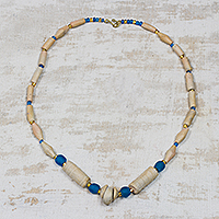 Halskette aus Keramik und recycelten Glasperlen, „Kplorla Beauty“ – Halskette aus Keramik und blauen recycelten Glasperlen aus Ghana