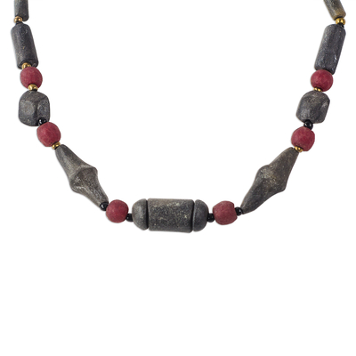 Halskette aus Terrakotta und recycelten Glasperlen, 'Ladzo'. - Handgefertigte Halskette mit schwarzen und roten Perlen