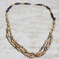 Perlenkette aus Keramik und recyceltem Kunststoff, „Beautiful Lorlor Sakor“ – Perlenkette aus Keramik und recyceltem Kunststoff