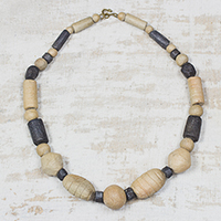 Halskette aus Keramikperlen, „Kpormda Beauty“ – Halskette aus braunen und schwarzen Keramikperlen aus Ghana