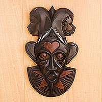 Máscara de madera africana, 'Abusua Love' - Máscara de madera africana con motivo de corazón en negro de Ghana
