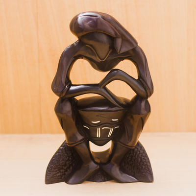 Holzskulptur, 'Odomankoma Kyerema' (Odomankoma Kyerema) - Handgeschnitzte Sese Holztrommler-Skulptur aus Ghana