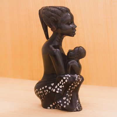 Holzskulptur - Handgeschnitzte Mutterskulptur aus Holz in Schwarz aus Ghana