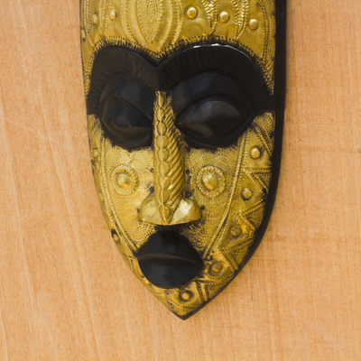 Afrikanische Holzmaske, 'Goldgesicht'. - Afrikanische Sese Holz- und Messingmaske aus Ghana