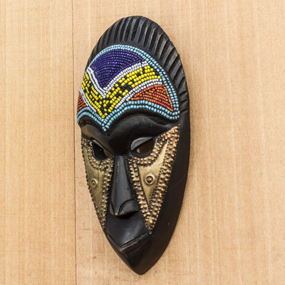 Afrikanische recycelte Glasperlen-Holzmaske - Afrikanische recycelte Glasperlen-Holzmaske aus Ghana