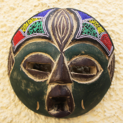 Máscara de madera africana con cuentas de plástico reciclado - Máscara africana con cuentas de plástico reciclado en verde de Ghana