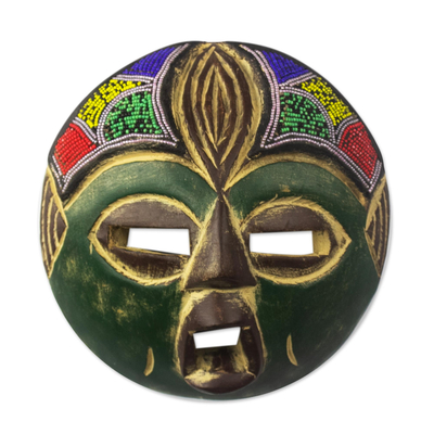 Maske aus recyceltem Kunststoff mit Perlen aus afrikanischem Holz - Afrikanische Perlenmaske aus recyceltem Kunststoff in Grün aus Ghana