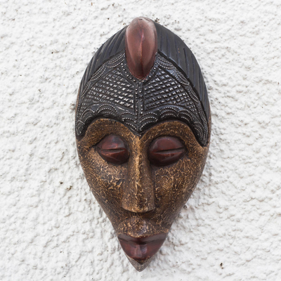 Máscara de madera africana con detalles en latón y aluminio. - Máscara de madera africana con detalles de latón y aluminio de Ghana