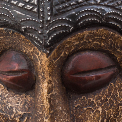 Máscara de madera africana con detalles en latón y aluminio. - Máscara de madera africana con detalles de latón y aluminio de Ghana