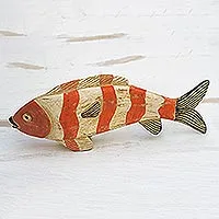 Holzskulptur „Gestreifter Fisch“ – Rustikale Sese-Holzskulptur eines gestreiften Fisches aus Ghana