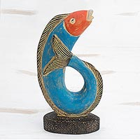 Escultura de madera,' Fish Curl' - Escultura de pez de madera rústica en azul de Ghana