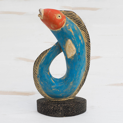 Holzskulptur „Fish Curl“ - Rustikale Fischskulptur aus Holz in Blau aus Ghana