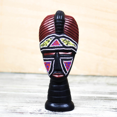 Máscara de madera africana con cuentas de plástico reciclado - Máscara africana de madera con cuentas de plástico reciclado de Ghana