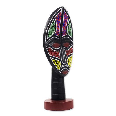 Máscara de madera africana - Máscara de madera africana con cuentas de plástico reciclado en la mesa