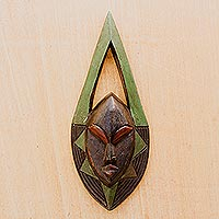 Máscara de madera africana, 'Majestic Collar' - Máscara de madera africana con calado de Ghana
