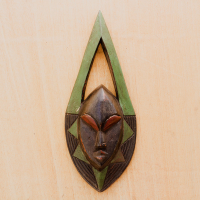 Afrikanische Holzmaske - Afrikanische Holzmaske mit durchbrochenem Muster aus Ghana