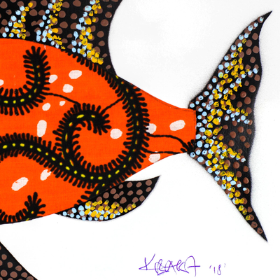 'Fish in Saffron' - Pintura de peces con detalles de algodón en azafrán de Ghana