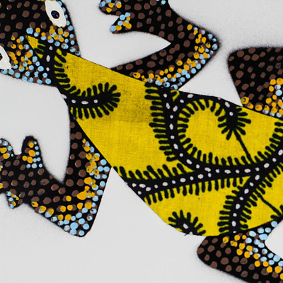 'Wall Gecko in Yellow' - Modernes Gecko-Gemälde mit bedrucktem Baumwollakzent in Gelb