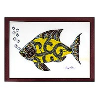 „Fisch in Gelb“ – Modernes Fischgemälde mit bedrucktem Baumwollakzent in Gelb