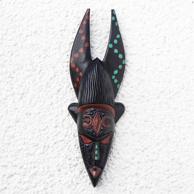 Máscara de madera africana, 'Black Asomdwe' - Máscara de madera africana tallada a mano en negro de Ghana