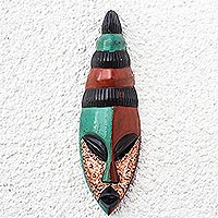 Afrikanische Holzmaske, „Colorful Obaapa“ – Bunte afrikanische Holzmaske mit Kupfer- und Aluminiumakzenten