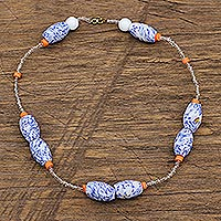 Halskette aus recycelten Glas- und Kunststoffperlen, „Eco Senam“ – Halskette aus recyceltem Glas und Kunststoff in Blau und Orange