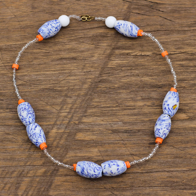 Halskette aus recyceltem Glas- und Kunststoffperlen - Blaue und orangefarbene Halskette aus recyceltem Glas und Kunststoff