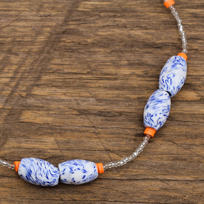 Halskette aus recyceltem Glas- und Kunststoffperlen - Blaue und orangefarbene Halskette aus recyceltem Glas und Kunststoff