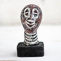Escultura de cerámica, 'Cabeza encantada' - Escultura de cabeza de cerámica hecha a mano de Ghana