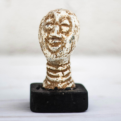 Keramikskulptur - Handgefertigte Kopfskulptur aus beigefarbener Keramik aus Ghana