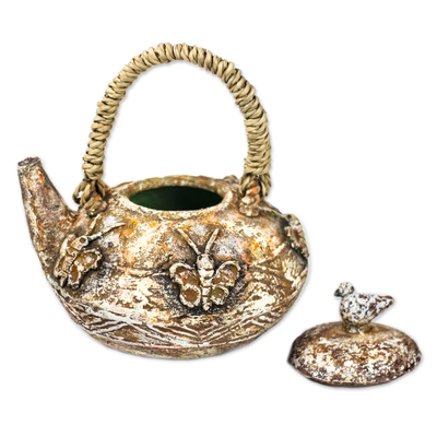 Dekorative Teekanne aus Keramik - Dekorative Keramik-Teekanne mit Schmetterlingsmotiv aus Ghana