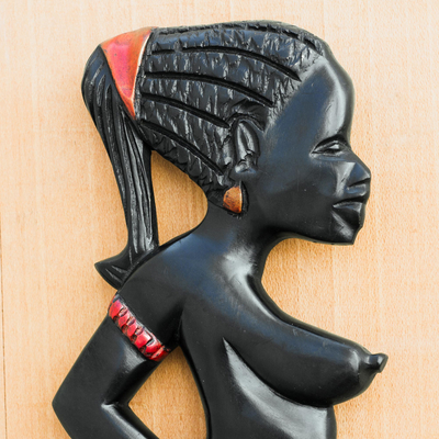 Holz-Wandskulptur, 'Dipo-Tänzer' - Handgeschnitzte Holz-Dipo-Tänzer-Wandskulptur aus Ghana