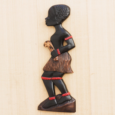 Wandskulptur aus Holz - Wandskulptur aus Sese-Holz eines männlichen Dipo-Tänzers aus Ghana