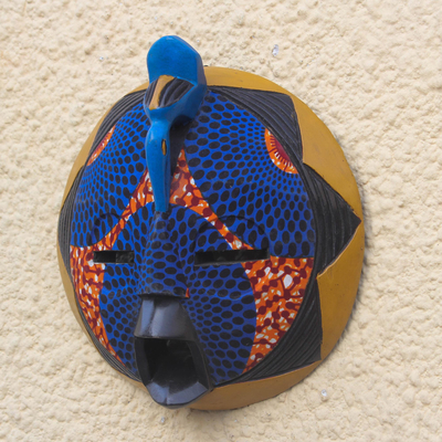 Afrikanische Holzmaske, „Traditioneller Druck II“. - Afrikanische Holzmaske mit bedruckter Baumwolle in Blau und Orange
