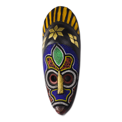 Máscara africana de madera con cuentas, 'Awuradi Gyimi' - Máscara africana de madera con cuentas de plástico reciclado de colores
