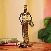 Skulptur aus recyceltem Metall, „Market Woman Return II“ – Afrikanische Marktfrau-Statuette aus recyceltem Metall