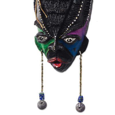 Máscara africana reciclada, 'Black is Beautiful' - Máscara de pared africana reciclada con cuentas de vidrio de Ghana